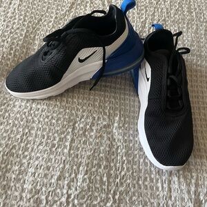 NEW Nike Air Max Motion 2 Black Blue and White A00366-001 Size 8.5